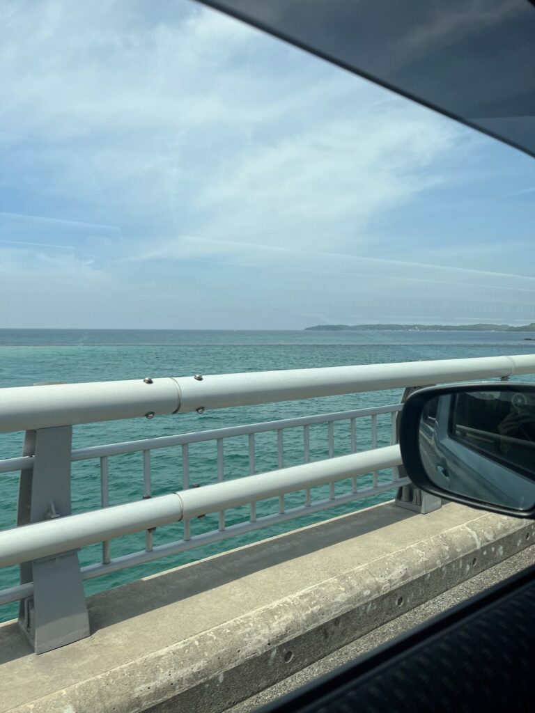 角島大橋を渡る