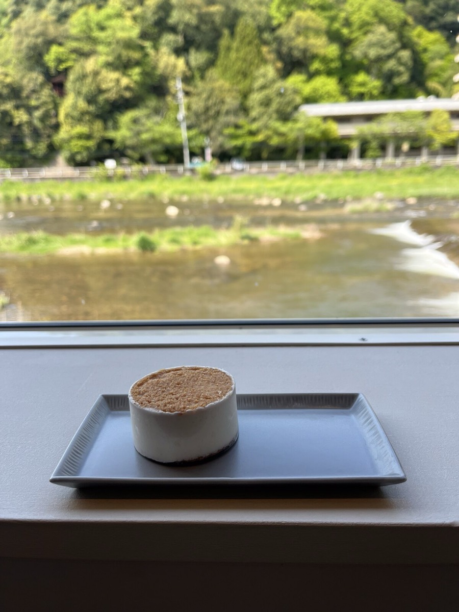 三朝温泉の川を望む窓辺のヨーグルトバターサンド