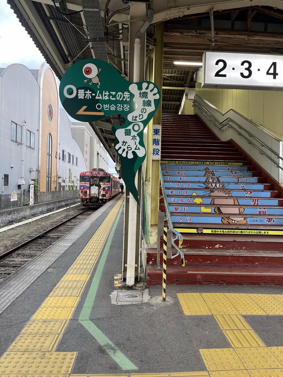 米子駅に停まるコナン列車と水木しげる駅のオブジェ