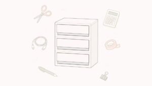 無印良品風の3段引き出しと文房具のイラスト